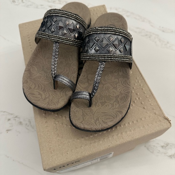 Taos Footwear Silver and Black Sandals - Picture 1 of 4
